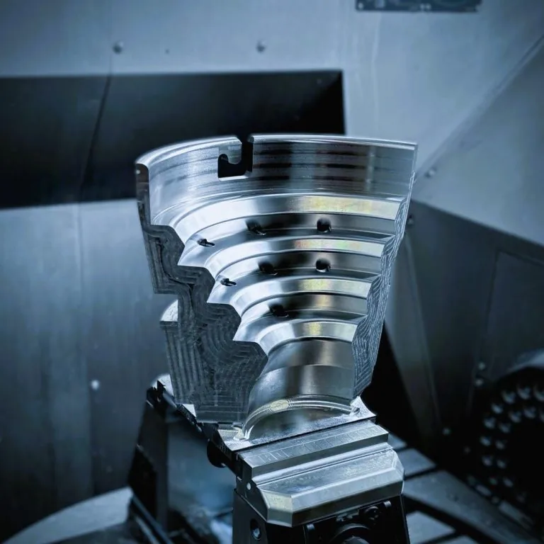 Präzisionsgefrästes Metallbauteil mit komplexer Geometrie