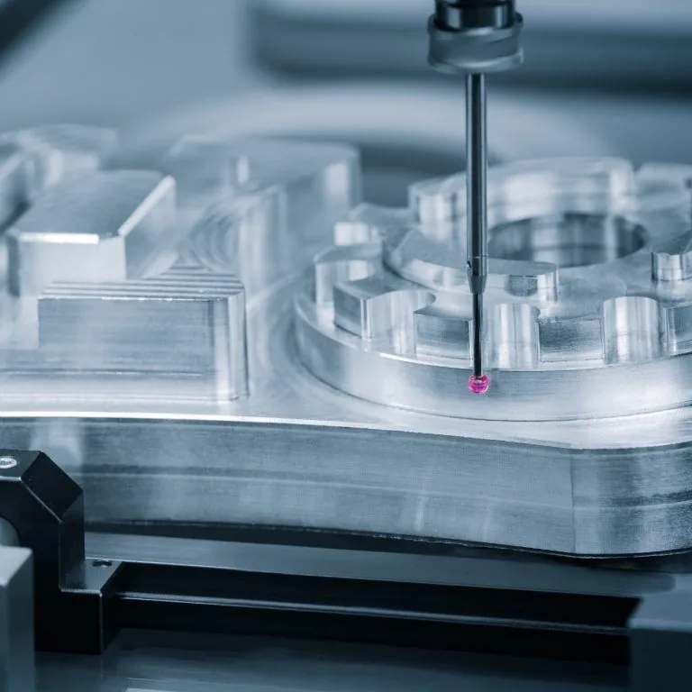 CNC-Bearbeitungszentrum beim Vermessen eines gefertigten Werkstücks